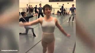 Enceinte de 6 mois, cette ballerine continue de faire des pirouettes