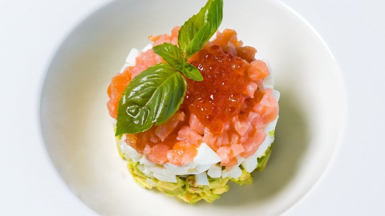 Optez pour ce vin blanc lorsque vous mangez un fameux tartare de saumon 