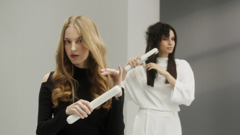 Un fer plat sans fil pour aplatir nos cheveux peu importe où on est