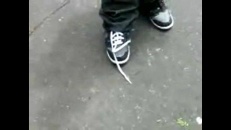 Attacher des lacets sans mains