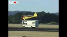 La plus petite piste d'atterrissage: un toit de caravane!