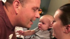 Ce bébé refuse de voir ses parents s'embrasser