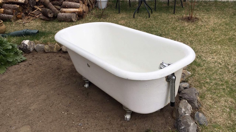 Installer un vieux bain dehors en guise de spa