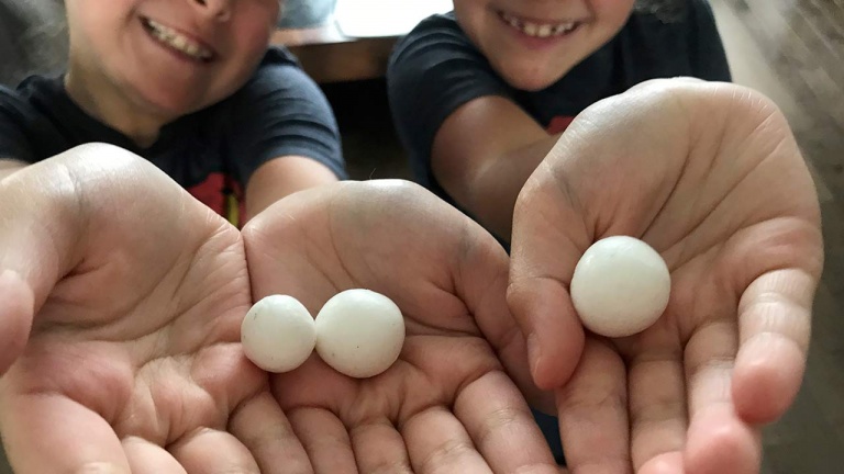 Faites des balles rebondissantes en famille
