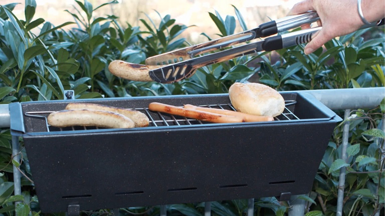 Suspendez ce barbecue miniature à la rampe de votre balcon!