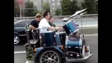Des musiciens donnent un concert sur l'autoroute!
