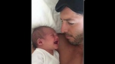 Il calme son bébé qui pleure avec une technique plutôt spéciale