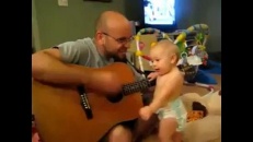Un bébé fanatique de musique