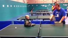 Bébé Jamie, un pro du tennis de table!