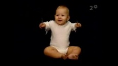 Bébé qui joue de la batterie
