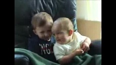 Bébé qui mord son petit frère