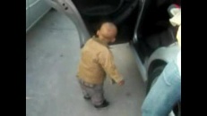 Enfant qui danse sur de la musique techno