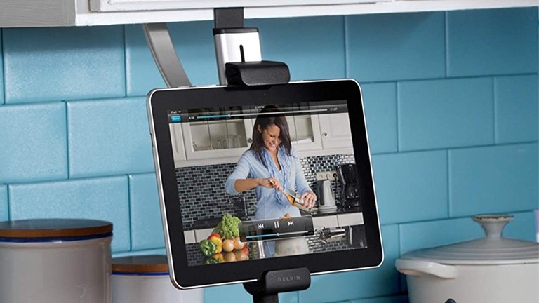 Libérez le comptoir de cuisine en suivant une recette sur votre tablette