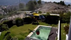 Un hélicoptère vole de l'eau dans une piscine!