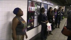 Cette jeune femme chante «Halo» de Beyoncé à perfection dans le métro