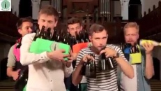 Un groupe qui recycle les bouteilles vides en instruments de musique!
