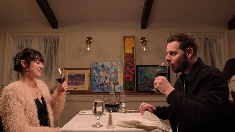 Sam Breton fait LA blague de trop à ne pas faire quand on sort dans un resto chic!