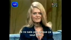 Blonde à la télévision