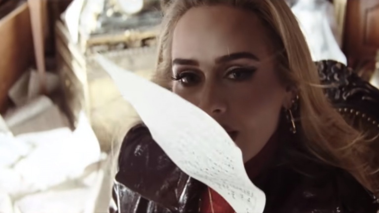 Adele nous dévoile les bloopers de son récent vidéoclip réalisé par Xavier Dolan Adele nous dévoile les bloopers de son récent vidéoclip réalisé par Xavier Dolan