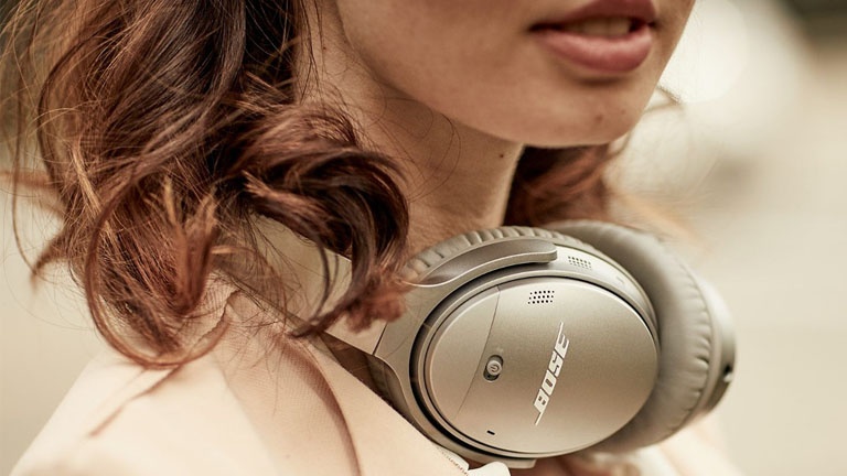 Un casque d'écoute Bluetooth avec assistant vocal