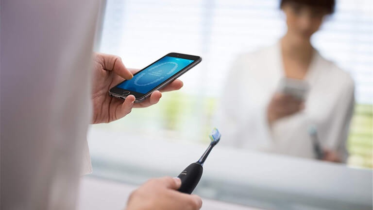 Lavez-vous les dents plus efficacement grâce à cette brosse intelligente