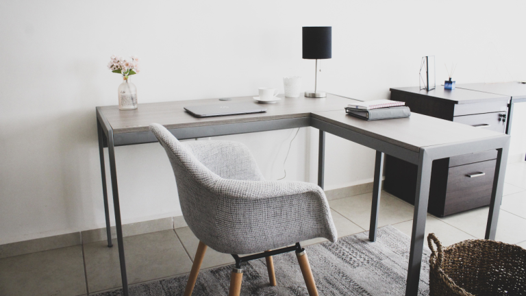 Comment relooker son bureau à domicile avec un petit budget