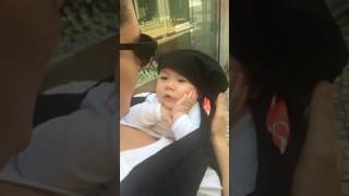 Le regard admiratif de cette petite fait craquer tout le monde!