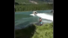 Tout un saut en bateau! 
