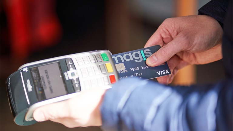 Cette carte de crédit prépayée nous encourage à acheter localement