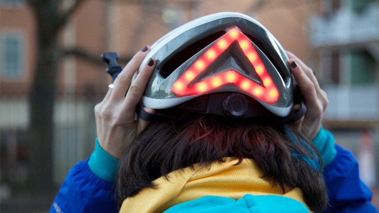 Sécurité à vélo: le casque qui clignote quand vous tournez