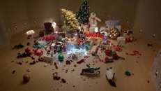 Des chats prennent d'assaut un décor de Noël