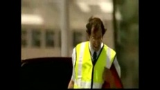 Homme qui a une crevaison sur l’autoroute