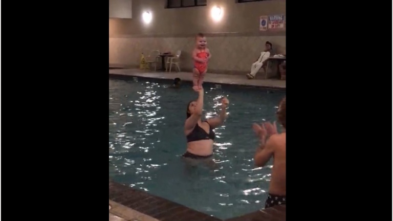 Une future cheerleader!