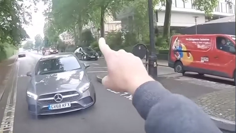 Une autre chicane éclate entre un automobiliste et un cycliste!