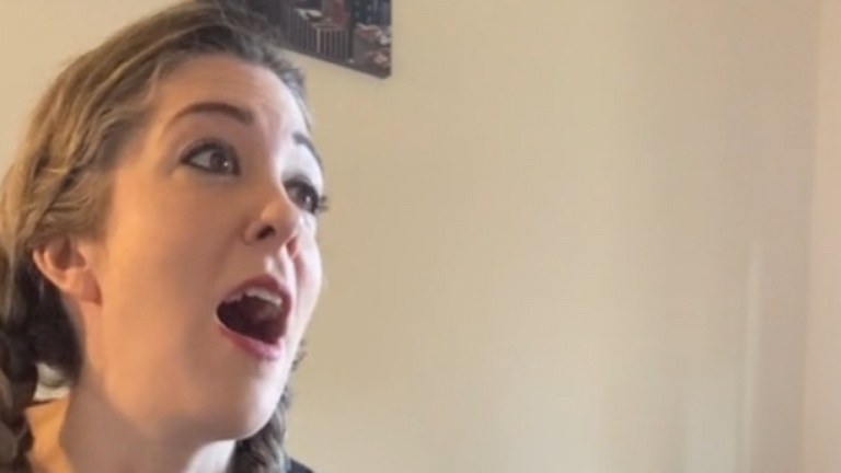La question: est-ce qu'il aime chanter avec elle ou il déteste quand elle chante? 