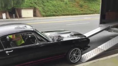 Comment défoncer une Mustang en 10 secondes! 