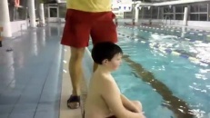 Comment enfiler un casque de bain en latex en un mouvement?