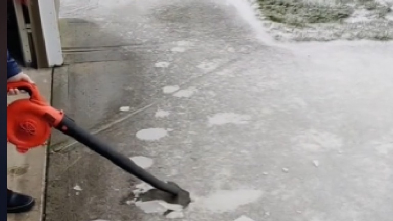 Technique virale de déglaçage d’entrée avec un souffleur à feuilles 