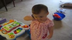 Toute une discussion téléphonique entre un père et sa petite fille