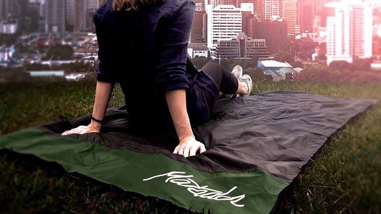 La couverture ultra portative et imperméable à apporter partout