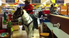 De vrais cowboys à l'épicerie