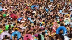 Une piscine à vague complètement pleine à craquer!