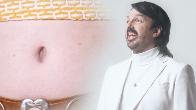 Damien Robitaille souhaite la paix dans nos bedaines le temps d’un bed-in du lait