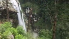 Route dangereuse avec précipice et cascades