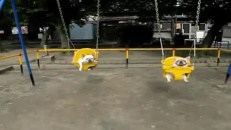 Deux amis chiens se balancent