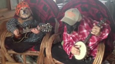 Un duo musical qui a du chien!