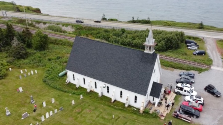 Cette distillerie de la Gaspésie vous fera voyager avec son décor paradisiaque