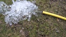 Des centaines de glaçons créés à l'aide d'un tuyau d'arrosage 