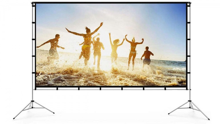 Regardez un film sur un écran de projection dans le confort de votre cour