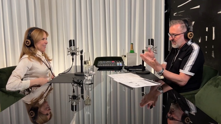 Extraits ep.96- Julie Snyder nous parle de ses débuts dans le métier.